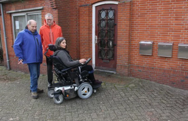 Indra van Holst samen met Ed Koster en Andre Pijnaker na het schouwen van een huisartsenpraktijk