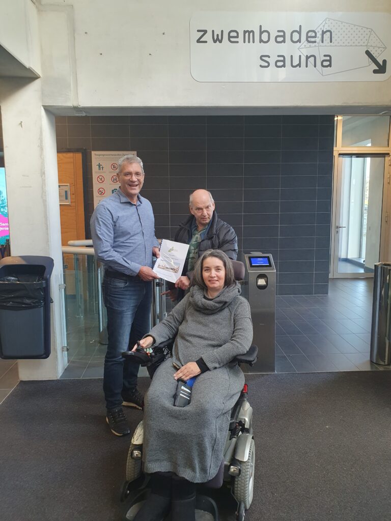 Indra van Holst samen met Andre Pijnaker bij het aanbieden van het schouwrapport SKWA aan directeur Eugene van Loon