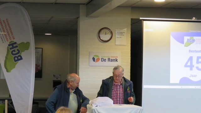 Andre Pijnaker hoort de speech van Ed Koster aan