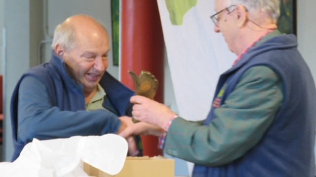 Andre ontvangt de duim van vice voorzitter Ed Koster