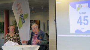 Mignon Zwart hoort speech aan van Ed Koster