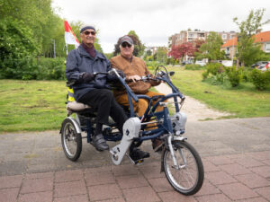 gerard als fietsmaatje op een duofiets met medeberijder