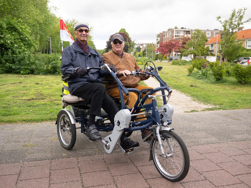gerard als fietsmaatje op een duofiets met medeberijder